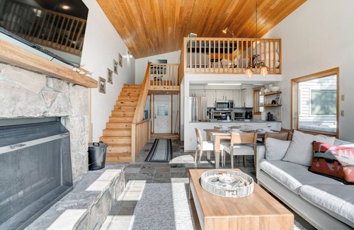 Big Sky Condominio | Amazing Views, Large Balcony, Pool & Hot Tub, Grill, 2-bedroom Condo in Big Sky!