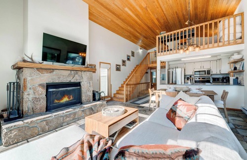 Big Sky Condominio | Amazing Views, Large Balcony, Pool & Hot Tub, Grill, 2-bedroom Condo in Big Sky!
