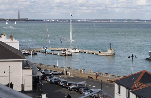 Cowes Apartamento | Amazing views of the Solent, situated in the heart of Cowes Old Town.