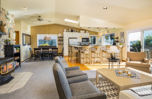 Camano Island Casa | Vistas increíbles, mucho espacio para relajarse con aire acondicionado y juegos tanto por dentro como por fuera