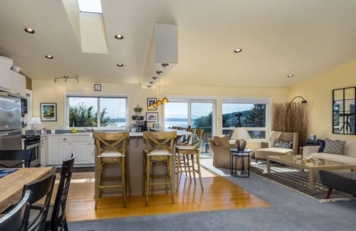 Camano Island Casa | Vistas increíbles, mucho espacio para relajarse con aire acondicionado y juegos tanto por dentro como por fuera