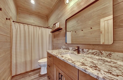 Walland Casa | Amazing Views Rustic Lodge - Indoor Pool, Firepit, and Gameroom!
