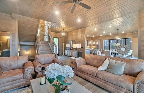 Walland Cabina | Amazing Views Rustic Lodge - Indoor Pool, Firepit, and Gameroom!