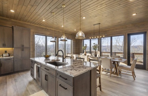Walland Cabina | Amazing Views Rustic Lodge - Indoor Pool, Firepit, and Gameroom!