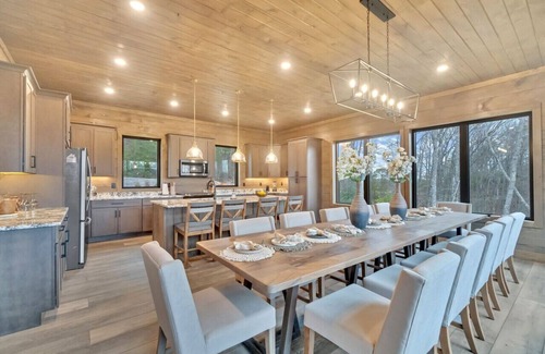 Walland Cabina | Amazing Views Rustic Lodge - Indoor Pool, Firepit, and Gameroom!