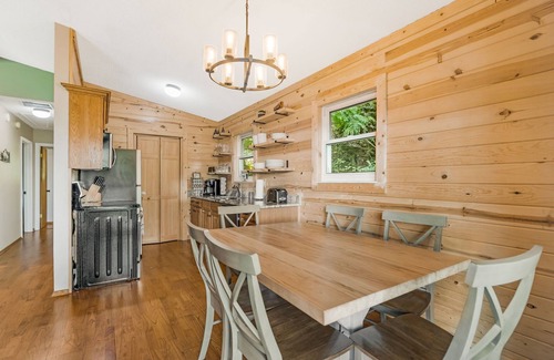 Maggie Valley Casa | Amazing Views with Hot Tub, Pet Friendly, 5 mins to the Parkway