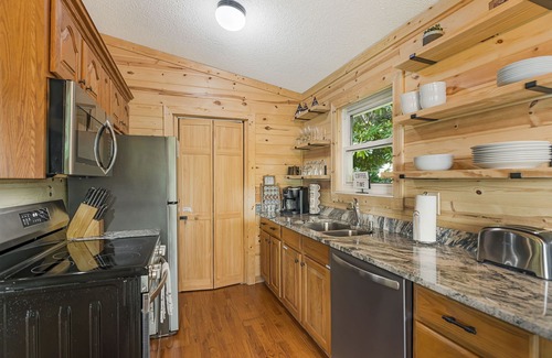 Maggie Valley Casa | Amazing Views with Hot Tub, Pet Friendly, 5 mins to the Parkway