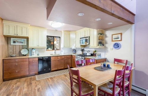 Idlewild Estates Casa | Amazing Views - Wrap-Around Deck - Secluded Home