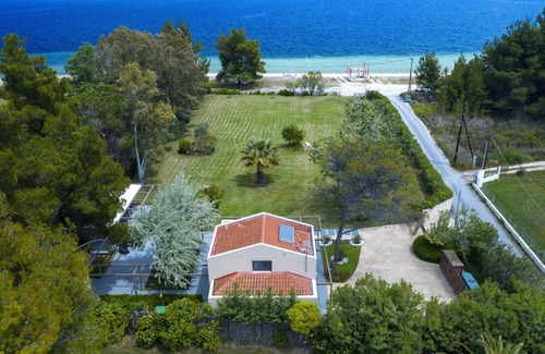 Vourvourou Villa | Increíble villa con gran jardín en la playa.