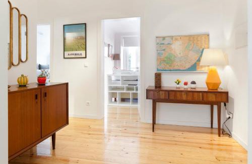 Sao Bento Apartamento | Amazing Vintage Flat with shared Garden in Principe Real Lisbon