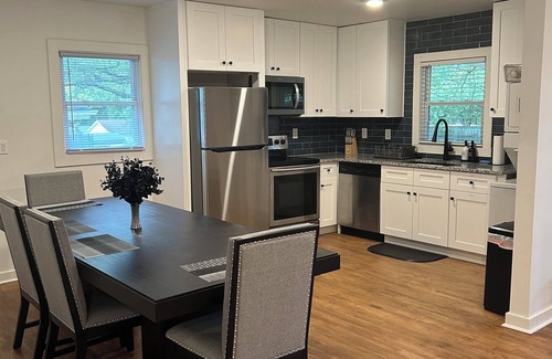 Collier Heights Casa | Amazing visual Illusion home.Incredible 5-bedroom home near downtown Atlanta