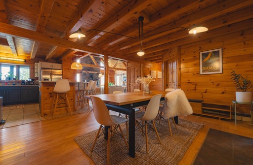 Livingston Manor Casa | Amber Acres Lodge; Spacious Log Cabin with Mountain Views and Lake Access