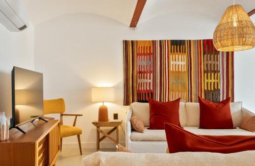 Estremoz Casa | Amber and Rust Estremoz City House