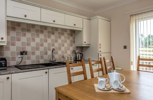 Alfreton Casa | Amber Lodge - 3 bedroom bungalow with hot tub