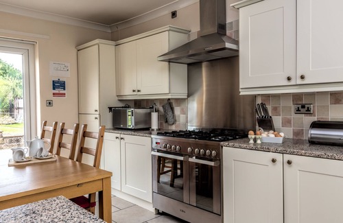 Alfreton Casa | Amber Lodge - 3 bedroom bungalow with hot tub