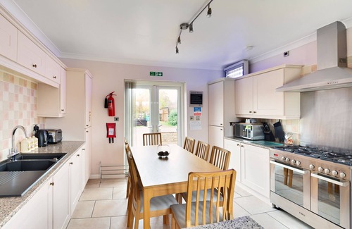 Alfreton Casa | Amber Lodge - 3 bedroom bungalow with hot tub