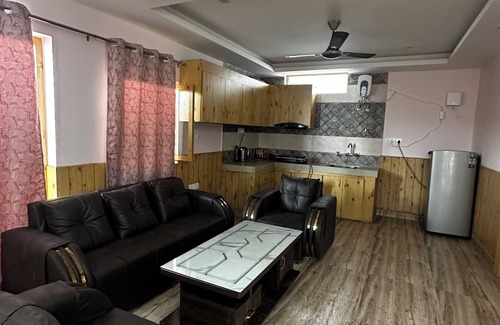The Mall Road Apartamento | Ambika home stay where you find peace