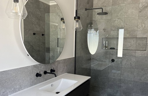 Mount Panorama Casa | Ambleside Retreat - Mt Panorama Racing Circuit. Stay on Conrod Straight!