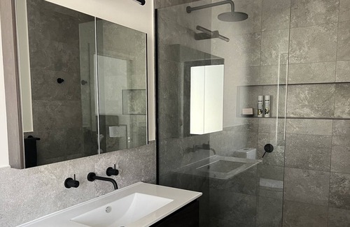 Mount Panorama Casa | Ambleside Retreat - Mt Panorama Racing Circuit. Stay on Conrod Straight!