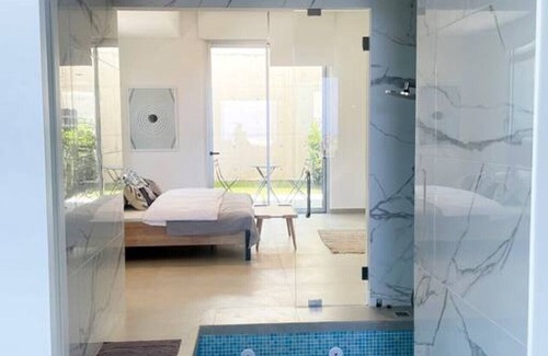 Aamchit Chalet De Esquí | Amchit Bay Beach Residences 1BR w/ Private Pool