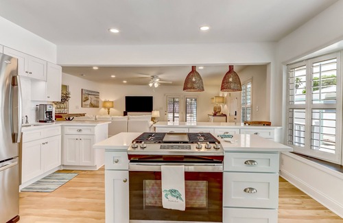 Ocean Cay Casa | "Amelia On My Mind" Beach house with backyard and screened porch - sleeps 8