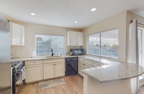 Northeast Heights Casa | Amelia Spacious Family Home, I-40 and Tramway