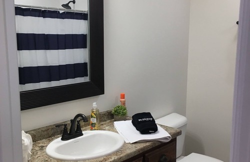 Cleveland Casa | American Charm King Bed & Kitchen Downtown