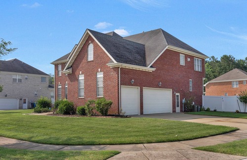 Virginia Beach Casa | American Colonial House near beach waterfront & shopping center