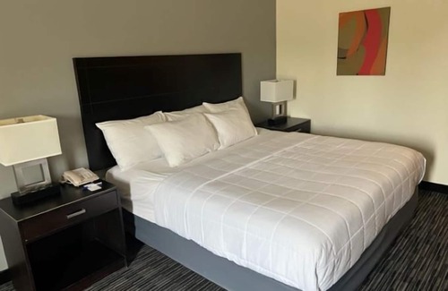 Houghton Lake Hotel | American Inn and Suites Houghton Lake