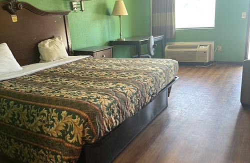 Cherryvale Hotel | American Inn