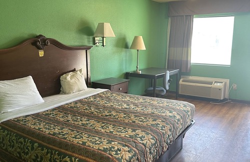 Cherryvale Hotel | American Inn