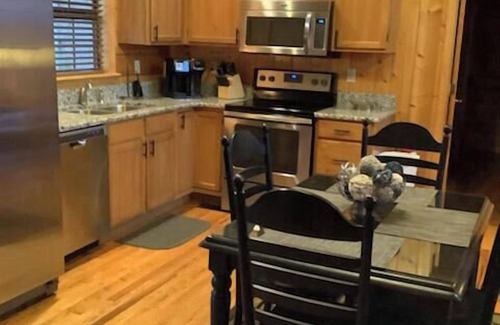 Gatlinburg - Pigeon Forge Complejo | American Spirit is a charming two-bedroom cabin located in Hidden Springs Resort