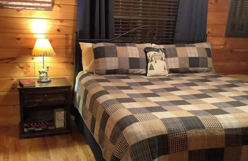 Gatlinburg - Pigeon Forge Complejo | American Spirit is a charming two-bedroom cabin located in Hidden Springs Resort