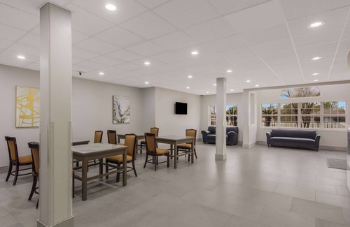 Lake Charles Hotel | Americas Best Value Inn & Suites Lake Charles at I-210 Exit 5