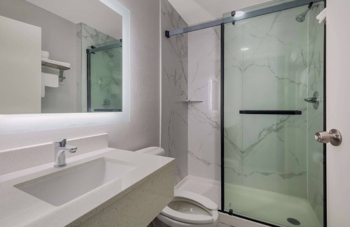 Lake Charles Hotel | Americas Best Value Inn & Suites Lake Charles at I-210 Exit 5
