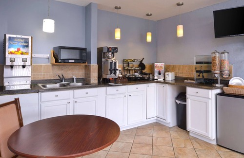 Branson Theater District Hotel | Americas Best Value Inn & Suites Branson - Near the Strip