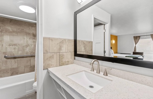 Williamstown Hotel | Americas Best Value Inn & Suites Williamstown