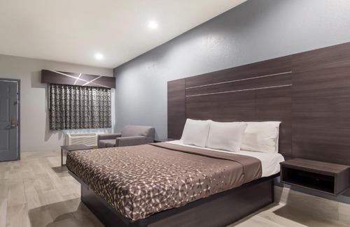 Greater Greenspoint Hotel | Americas Best Value Platinum Inn & Suites