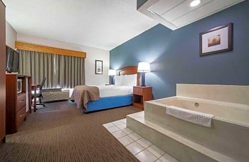 Hutchinson Hotel | AmericInn by Wyndham Hutchinson