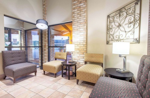 Delafield Hotel | AmericInn by Wyndham Delafield-Waukesha-Milwaukee