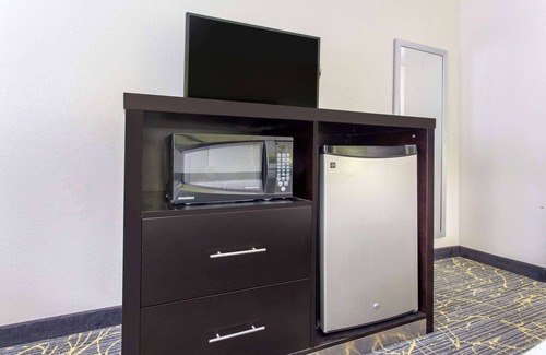 Delafield Hotel | AmericInn by Wyndham Delafield-Waukesha-Milwaukee