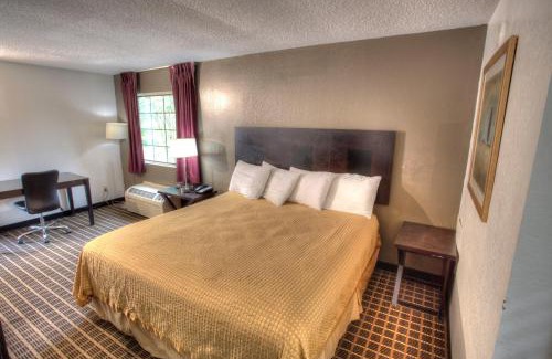 Helen Hotel | Amerivu Inn & Suites - Helen - Downtown