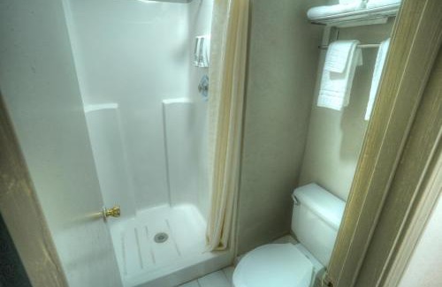 Helen Hotel | Amerivu Inn & Suites - Helen - Downtown
