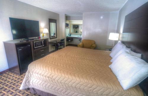 Helen Hotel | Amerivu Inn & Suites - Helen - Downtown