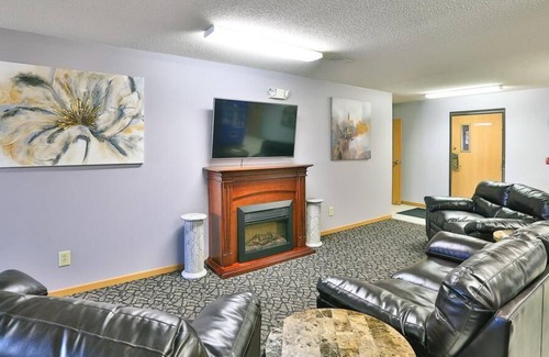 New Richmond Casa | AmeriVu Inn & Suites / 1 Cama King