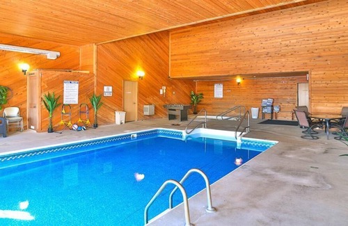 New Richmond Casa | AmeriVu Inn & Suites / 1 Cama King