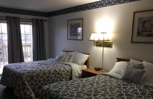 New Richmond Casa | AmeriVu Inn & Suites / 1 Cama King