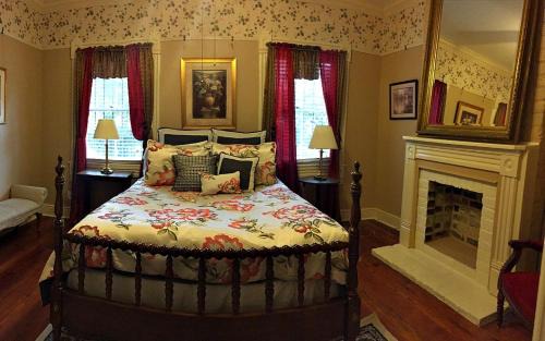 Historic Downtown Savannah Cama Y Desayuno | Amethyst Garden