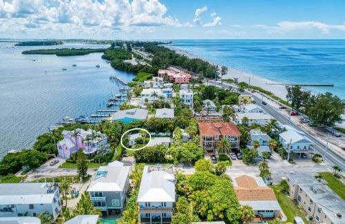 Bradenton Beach Casa | Ami Lighthouse Cottage-One Minute Walk To The Beach-Keyless Locks