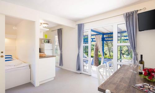 Cove Tri Zala (Zrnovo) Complejo | Aminess Planet Camping Holiday Homes Port9